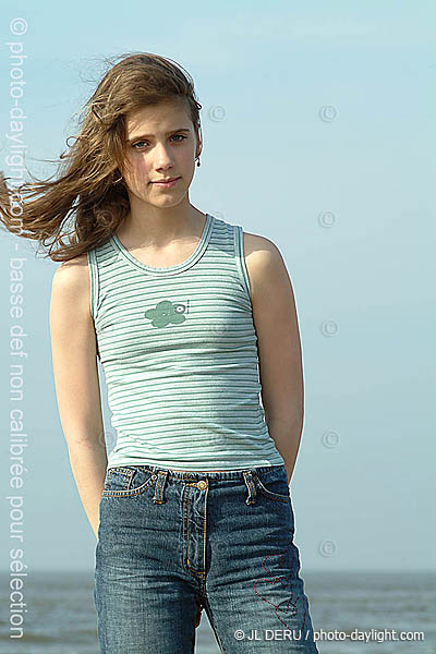 portrait de jeune fille au bord de la mer - girl's portrait at the sea's edge